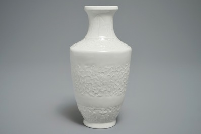 Een Chinese blanc de Chine vaas met reli&euml;fdecor, 19/20e eeuw